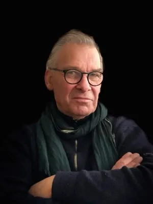Benoît Trehard, lunettes et écharpe, bras croisés