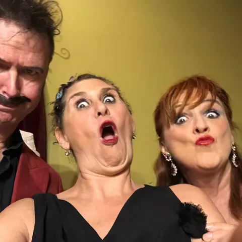 Le trio grimace face à l’objectif