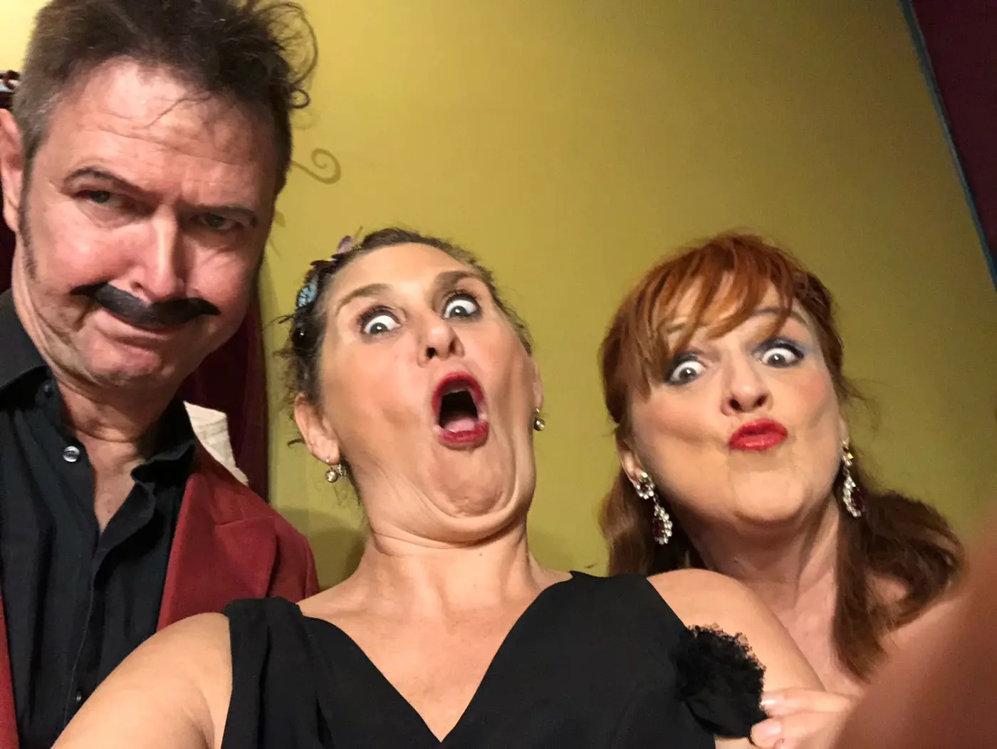 Le trio grimace face à l’objectif