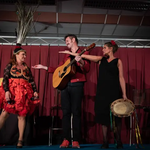 La diva en jupe à volants, le guitariste et la joueuse de tambourin