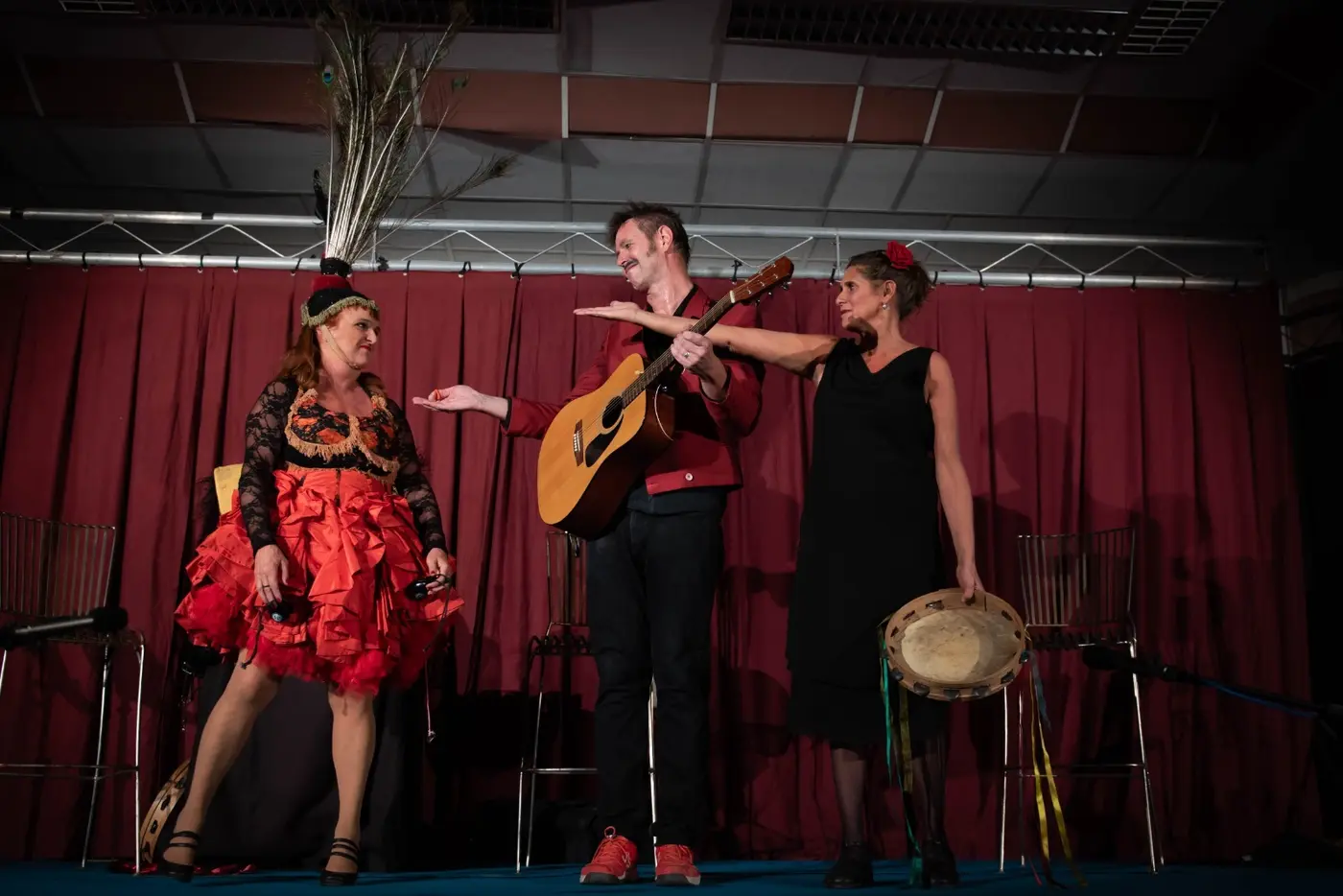 La diva en jupe à volants, le guitariste et la joueuse de tambourin