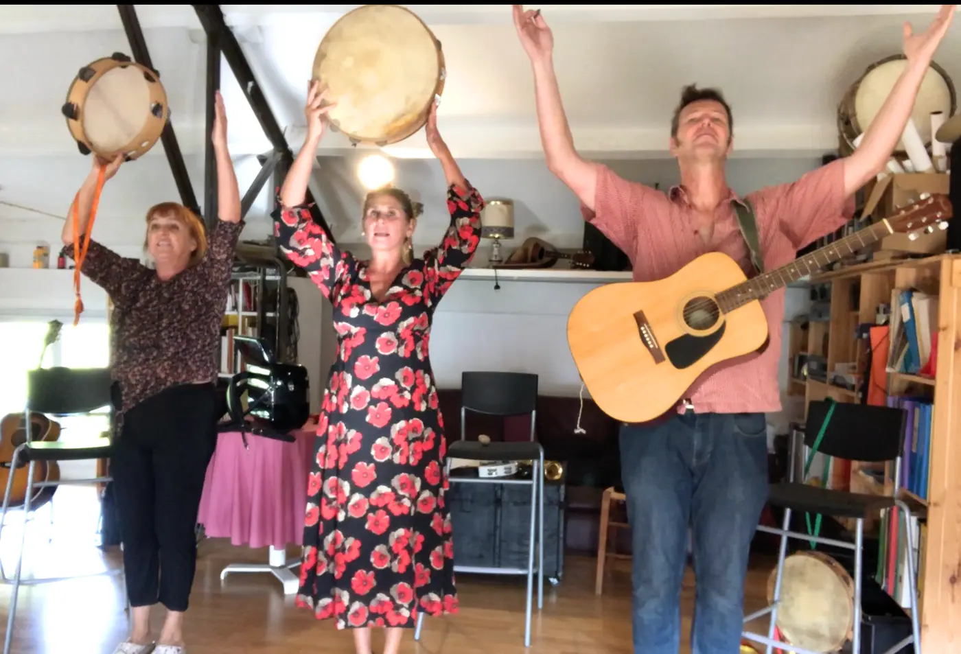 En répétition dans un salon, tambourins levés et guitare