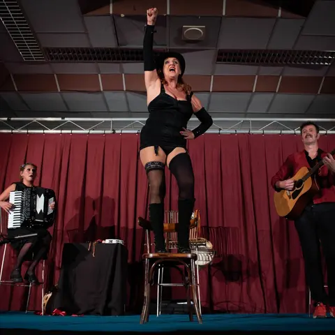 La diva debout sur une chaise, entre l’accordéon et la guitare