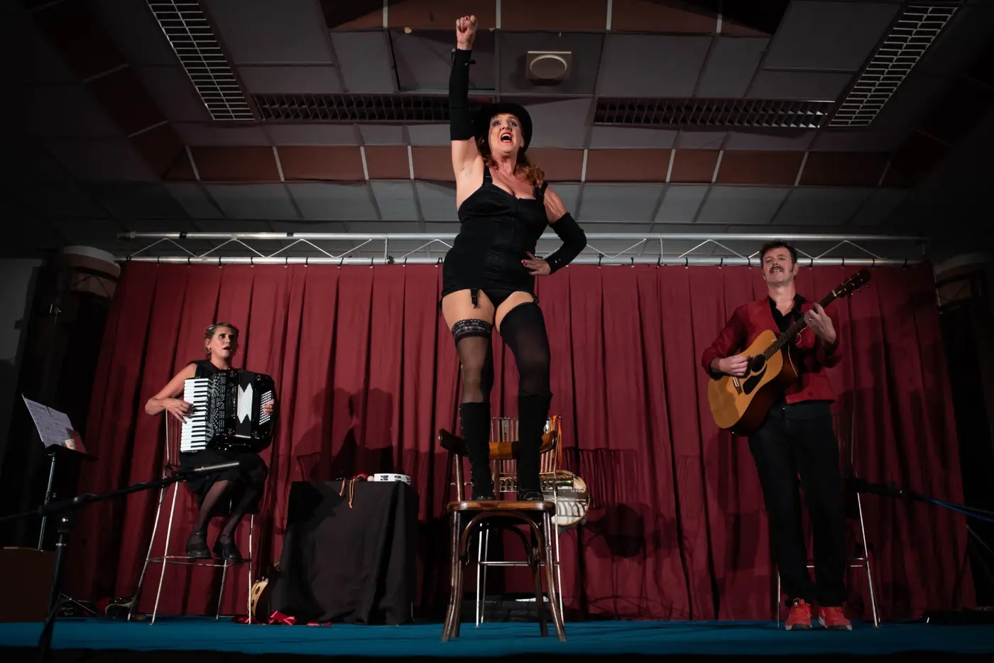 La diva debout sur une chaise, entre l’accordéon et la guitare