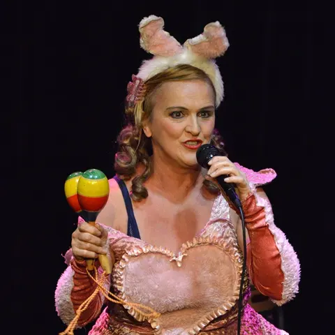 La diva en oreilles de lapin et corset rose, maracas en main