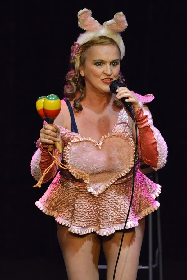 La diva en oreilles de lapin et corset rose, maracas en main