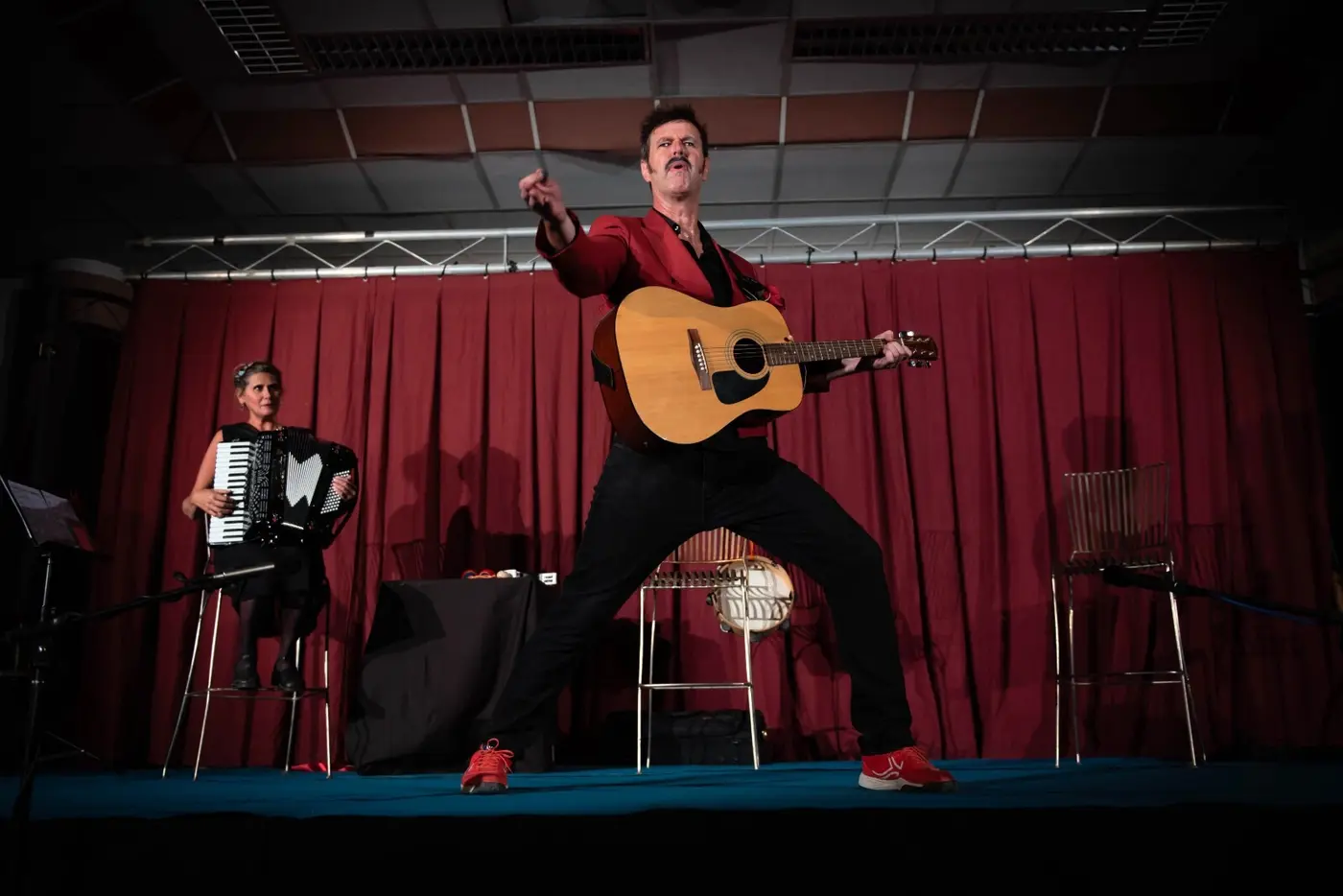 Alexandre Roux en pleine envolée à la guitare, l’accordéon derrière