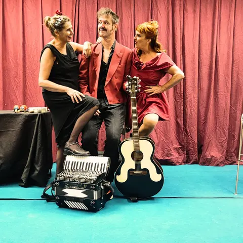 Le trio devant le rideau, l’accordéon et la guitare à ses pieds