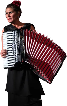 Tiziana Valentini à l’accordéon, une fleur rouge dans les cheveux