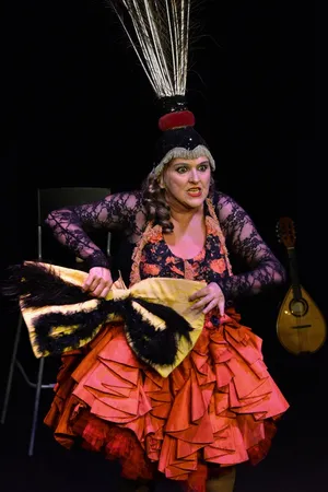 Viviana Allocco en diva, coiffe à plumes et jupe à volants